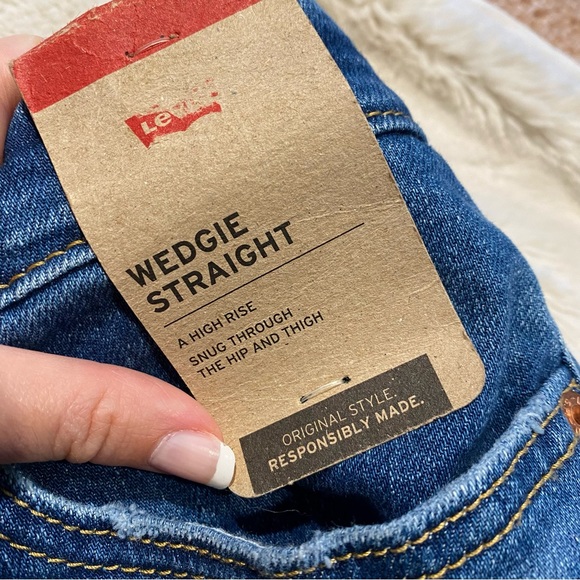 NWT(32x28) Levi’s Wedgie Straight Jeans High Rise Button Fly Medium Wash - Picture 9 of 14